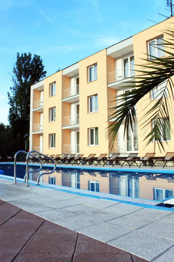 Hotel Korekt Πιεστάνυ Εξωτερικό φωτογραφία