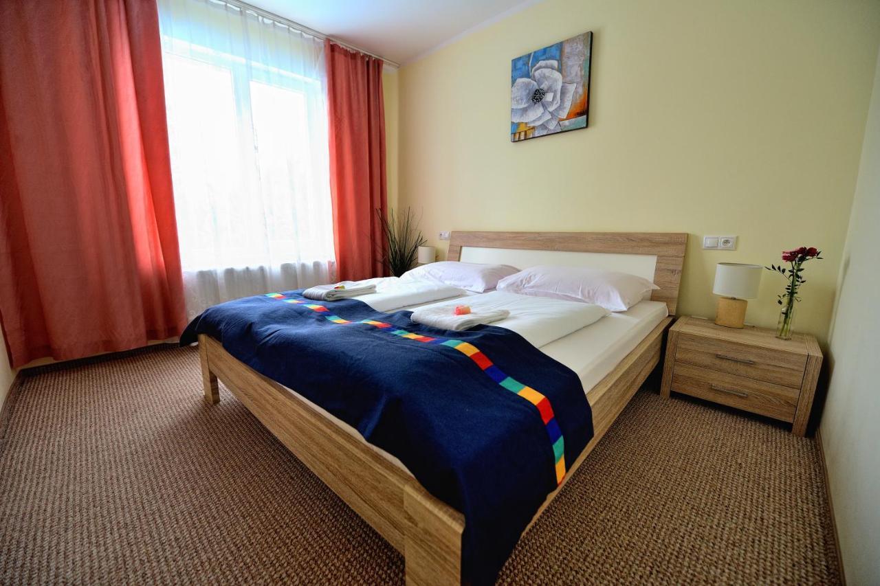 Hotel Korekt Πιεστάνυ Εξωτερικό φωτογραφία