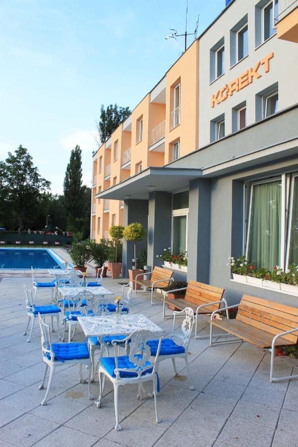 Hotel Korekt Πιεστάνυ Εξωτερικό φωτογραφία