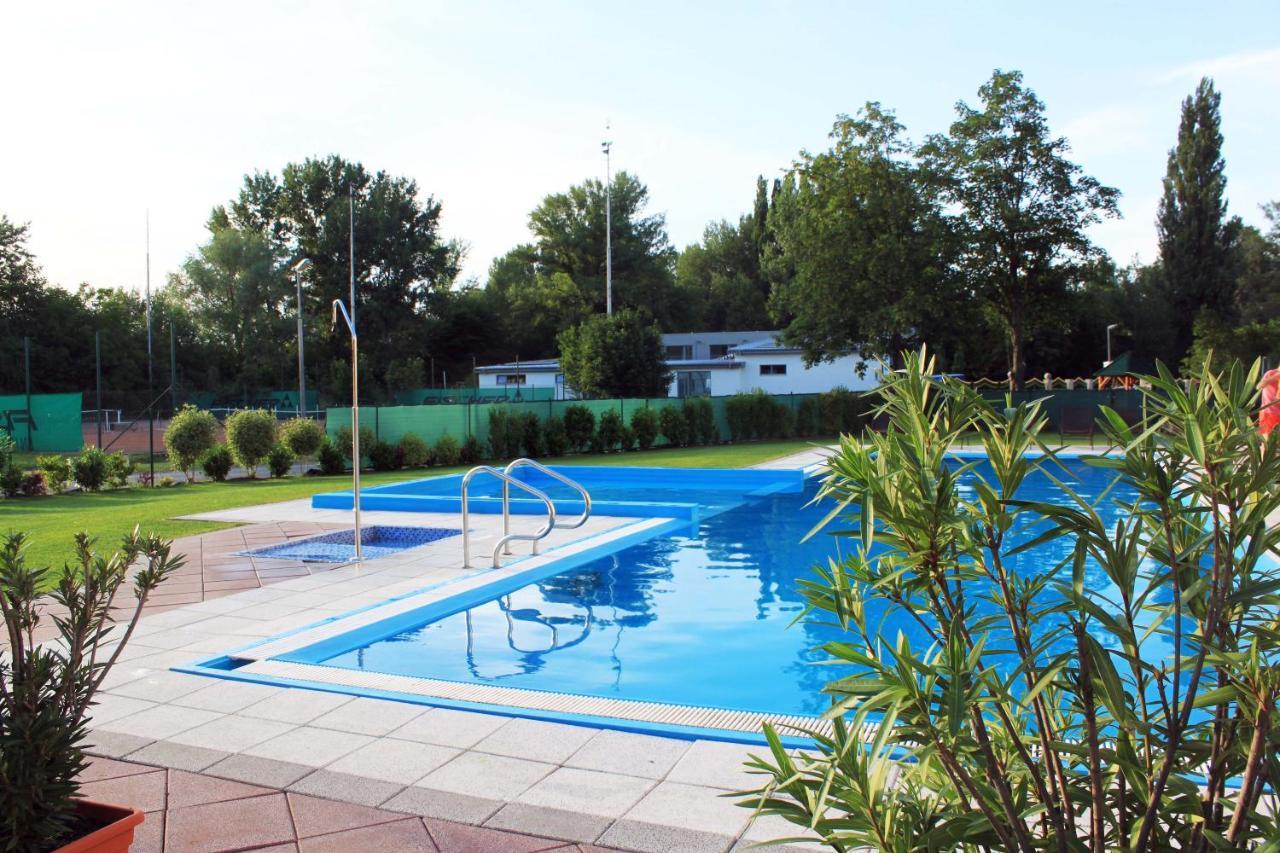 Hotel Korekt Πιεστάνυ Εξωτερικό φωτογραφία