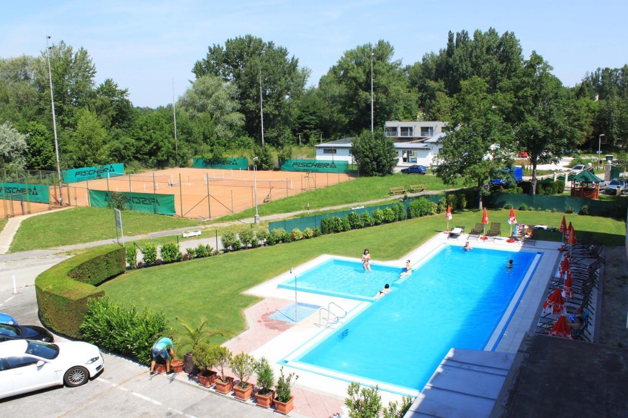 Hotel Korekt Πιεστάνυ Εξωτερικό φωτογραφία
