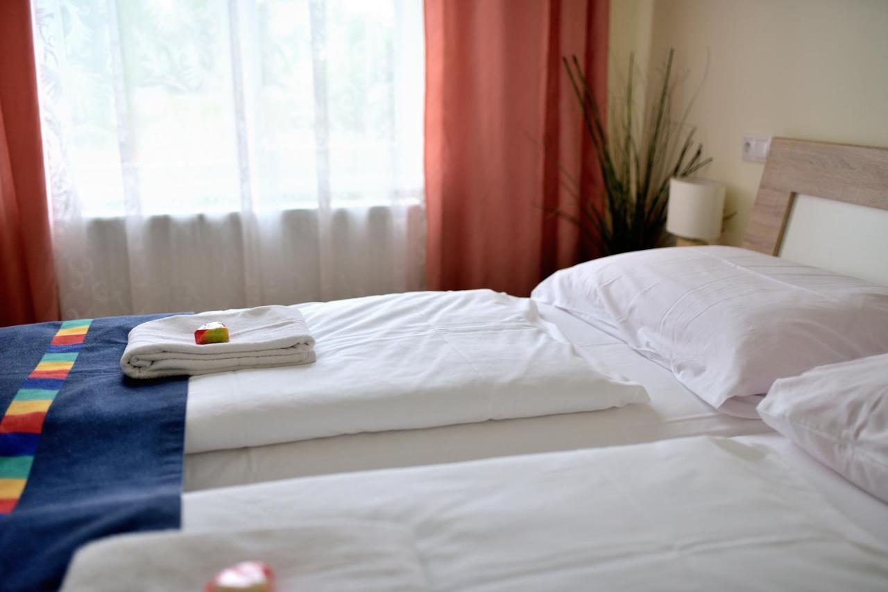 Hotel Korekt Πιεστάνυ Εξωτερικό φωτογραφία