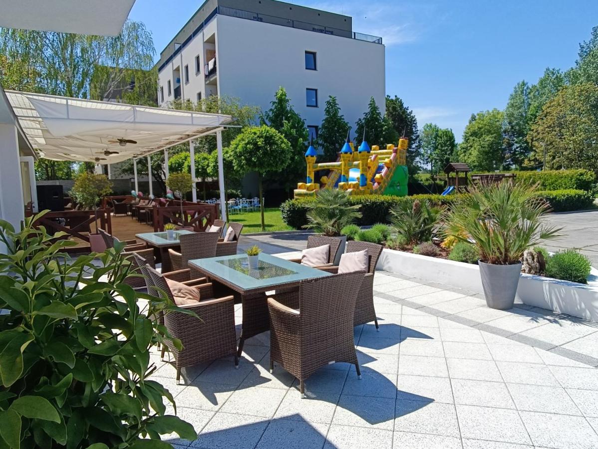 Hotel Korekt Πιεστάνυ Εξωτερικό φωτογραφία