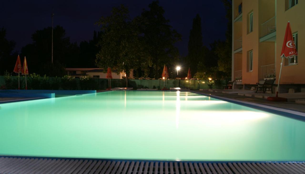Hotel Korekt Πιεστάνυ Εξωτερικό φωτογραφία