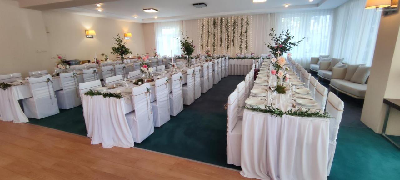 Hotel Korekt Πιεστάνυ Εξωτερικό φωτογραφία